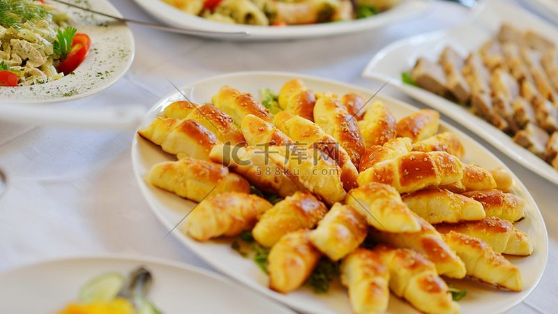 在选购烘焙原料时，可以尝试以下方法提高性价比：
